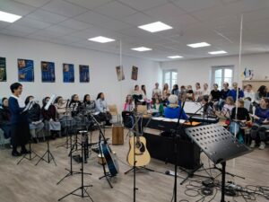 Lire la suite à propos de l’article Le Chœur d&rsquo;Émilie en pleine répétition